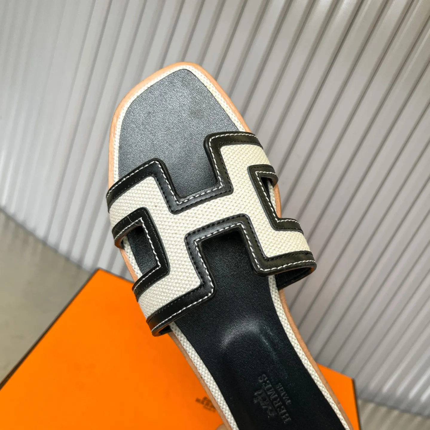👟👟Ex-factory price 480👟👟 New style in early spring, splicing technology, new revision (Hermès), upgraded packaging, upgraded version and workmanship materials. Hermes®🔴The highest version of handmade shoes on the market ✨✨ Top product Hermès slippers🐎 —————————— The new model in early spring is the same as the original version, handmade by masters! ❥High-end customization, exclusive products, the highest version in the industry⚠❥Using: Hermers upper: Italian imported cowhide + original custom-grade Australian sheepskin feet + genuine leather outsole (pursuing top walking comfort) ✨~~〰〰〰〰❥ Packaging: ✔🚦Pay attention to the packaging➰Top-level exclusive box 〰The original top quality is on sale━━━━Hermes━━━━━ size: 35-40 (34.41.42 custom-made, non-refundable)